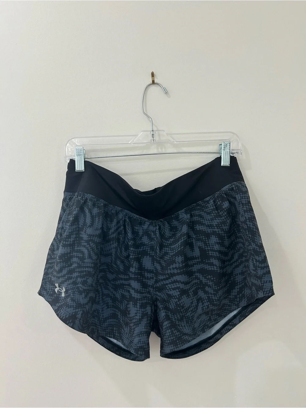 Under Armour Women's L Black Print Shorts